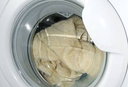 Een oude bontjas wassen in een wasmachine