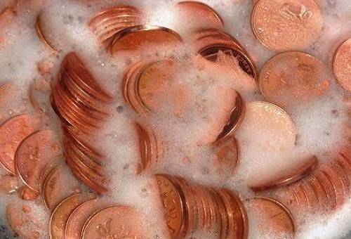 bronzové mince v roztoku
