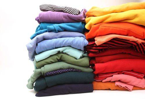 roupas multicoloridas