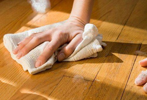 Mädchen putzt den Boden mit einem Lappen