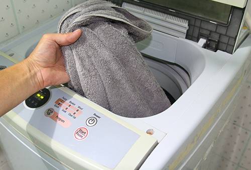 Üstten yüklemeli çamaşır makinesi