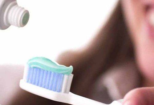 tandpasta op de borstel