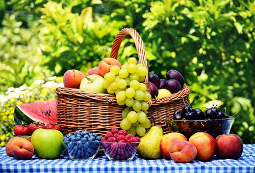 Frutas frescas en una canasta