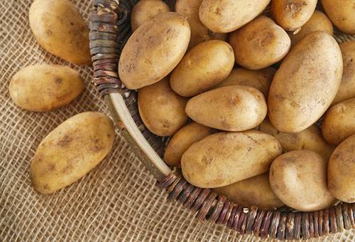 Potatis i en korg