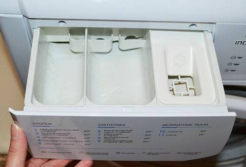 Çamaşır makinesinde deterjan kabı