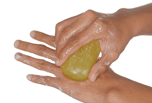 lavar as mãos com sabão
