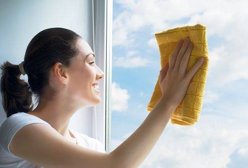 flicka tvättar fönster