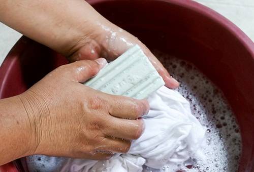 rimozione delle macchie di sapone