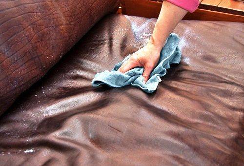 почистващ диван от кожа