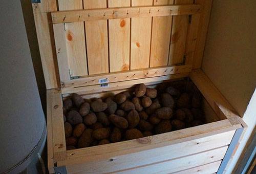 البطاطا في صندوق خشبي