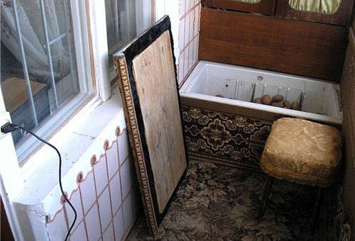 Vanha jääkaappi vihannesten säilyttämistä parvekkeella