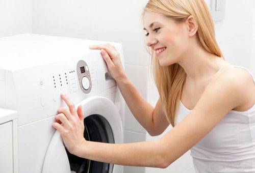 ילדה מכבה את מכונת הכביסה