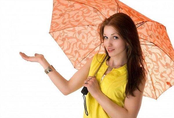 فتاة مع مظلة