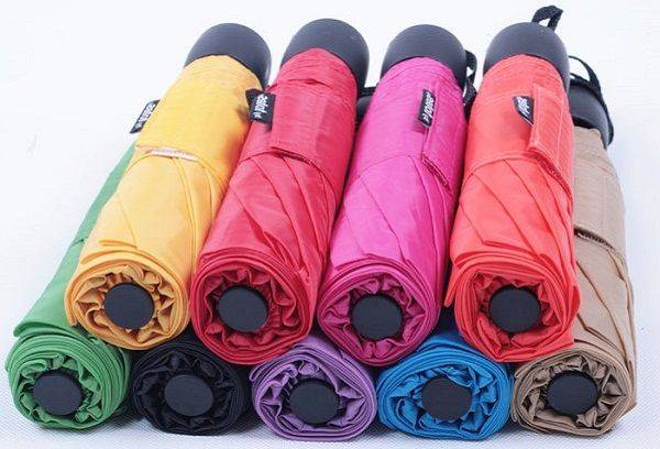 Paraplu's van verschillende kleuren