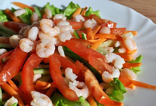 Salat av kokte reker og friske grønnsaker