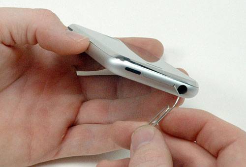 Mengeluarkan kad SIM dari iPhone menggunakan klip kertas