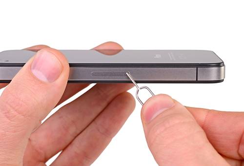 SIM-kortbakken strækker sig ikke ud af iPhone