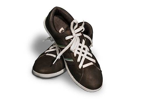 שרוכי שרוכים קשורים באופן בלתי רגיל על נעלי ספורט