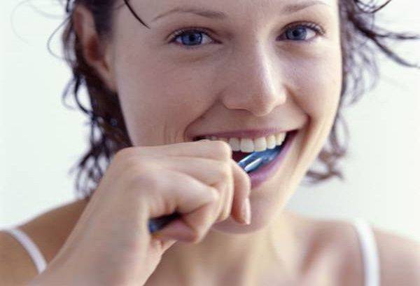 Pige som børster tænderne