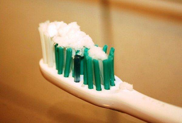 Refrigerante com escova de dentes