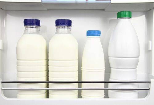 piens ledusskapī