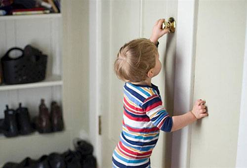 Kind probeert de deur te openen