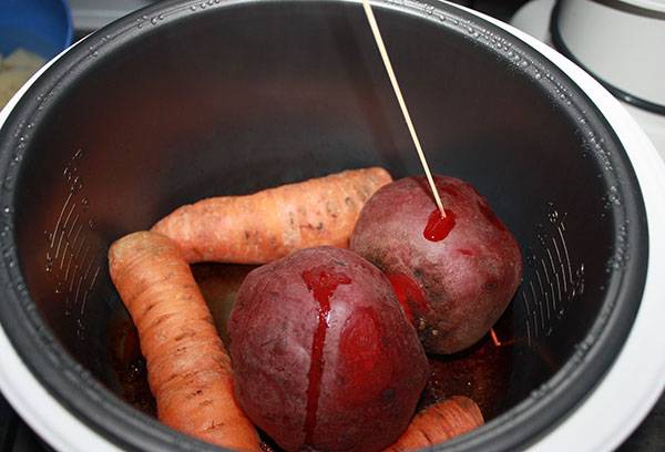 Barbabietola e carota in una pentola a cottura lenta