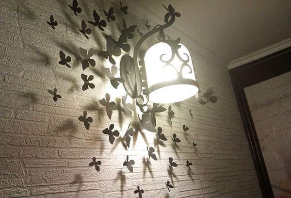 Decorazione murale di carta con farfalle