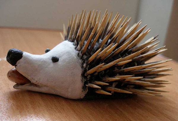 Hedgehog dari adunan garam dan tusuk gigi