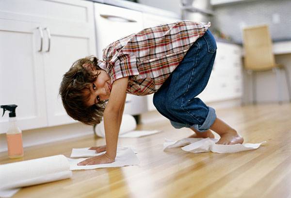 Vaikas šlifuoja grindis