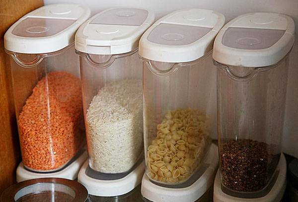 Contenedores de almacenamiento para cereales y pastas.