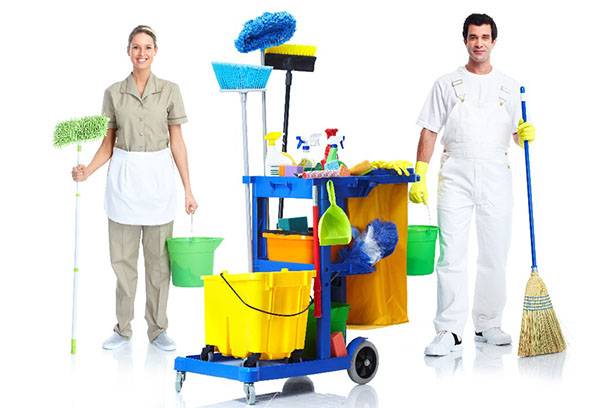 Professionisti delle pulizie con carrello per la pulizia e inventario