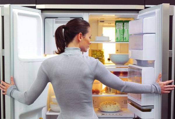 مراجعة المنتجات في الثلاجة