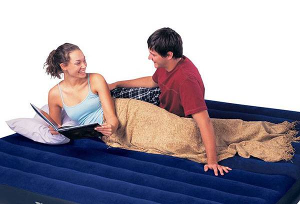 Chlap a dievča na nafukovacom matraci