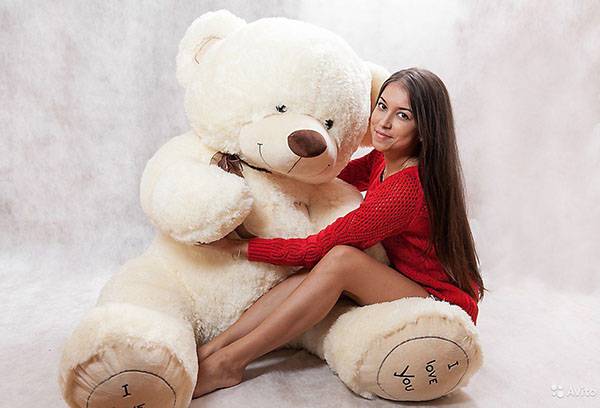 Cô gái với một con gấu bông lớn
