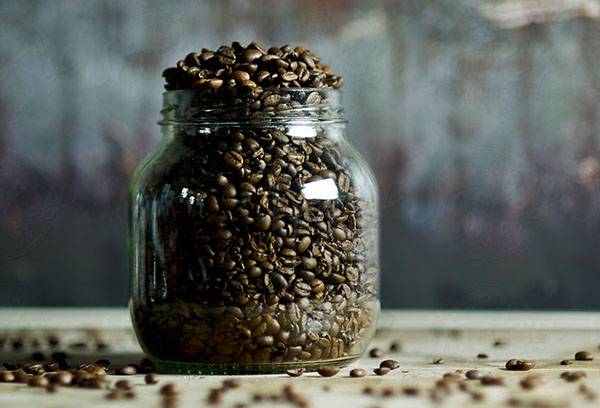Sklenice kávových zrn