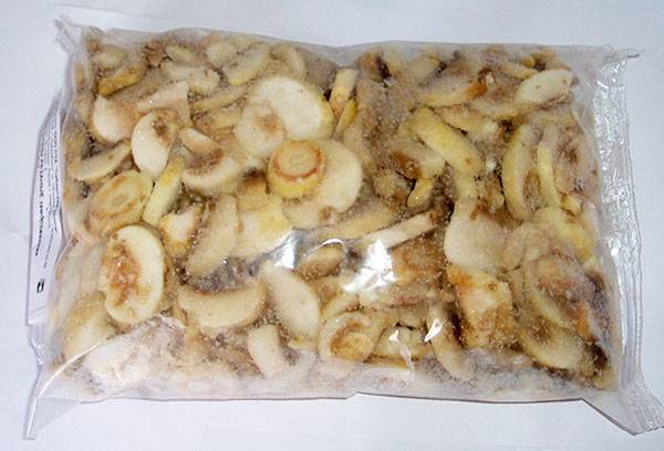 Bekas champignons yang dihiris beku dalam beg
