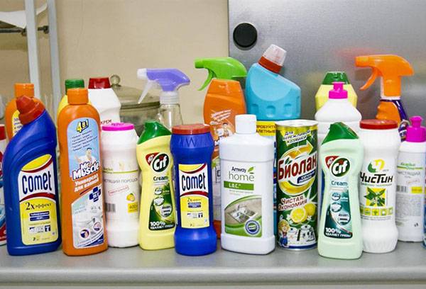 Eine Vielzahl von Reinigungsmitteln für die Küche