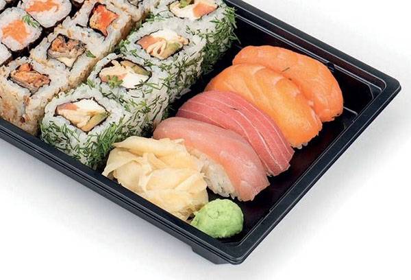 Sushi și rulouri pe o paletă de plastic