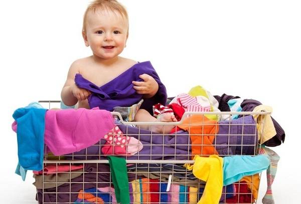baby- en babykleding in een mandje