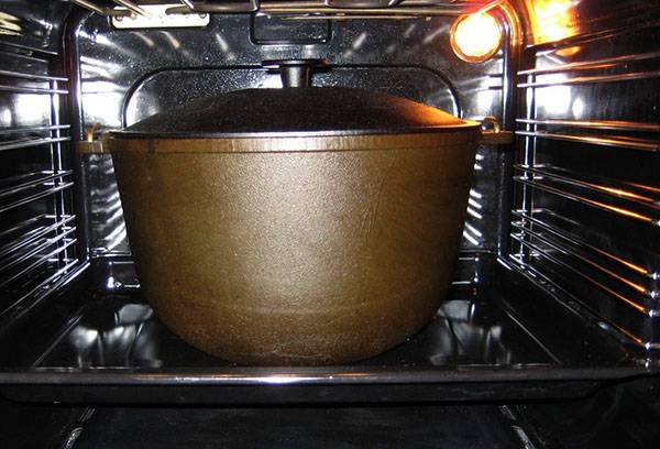 Calcinação do caldeirão no forno