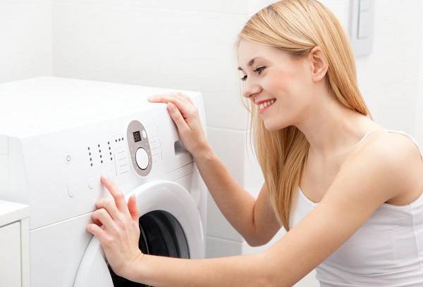 mergina prie skalbimo mašinos