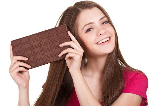 flicka med choklad