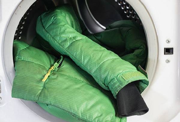 grüne Jacke in der Waschmaschine