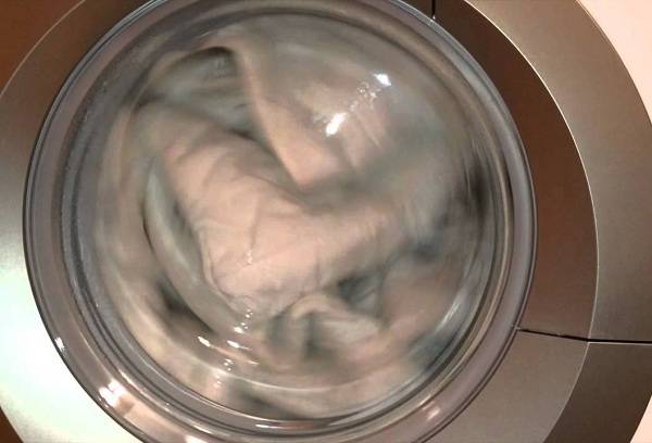pătură în mașina de spălat
