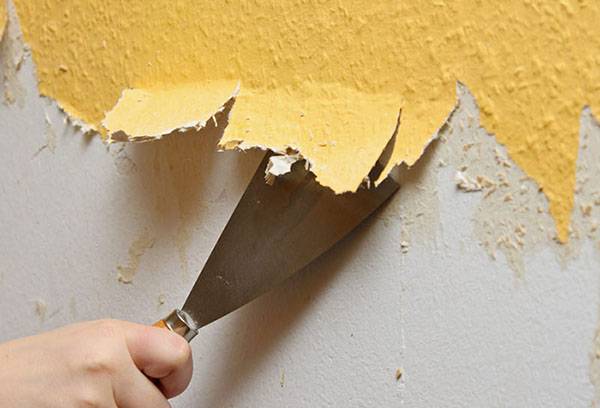 Bir spatula ile eski duvar kağıdını çıkarma