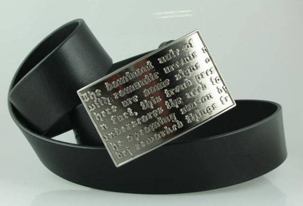 Placa metàl·lica sobre un cinturó