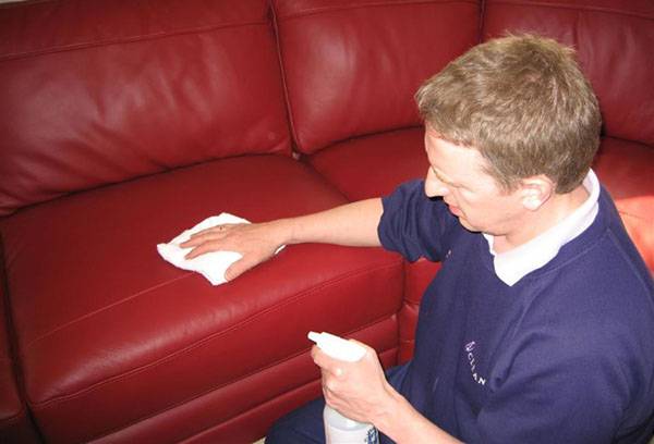 Limpando um novo sofá de couro