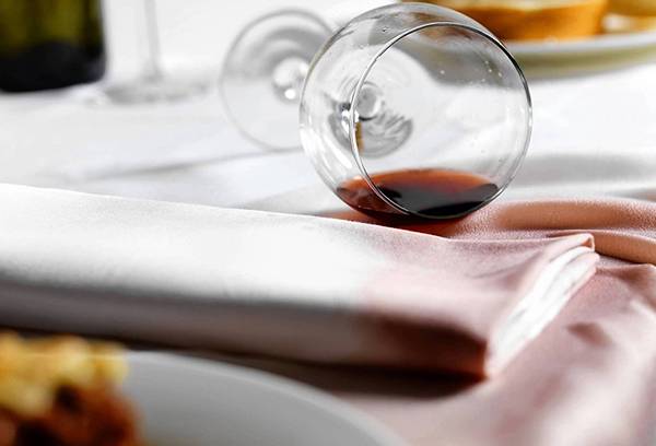 Masa örtüsü dökülen şarap