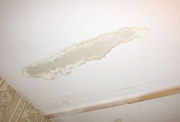 Vloedvlek op het plafond